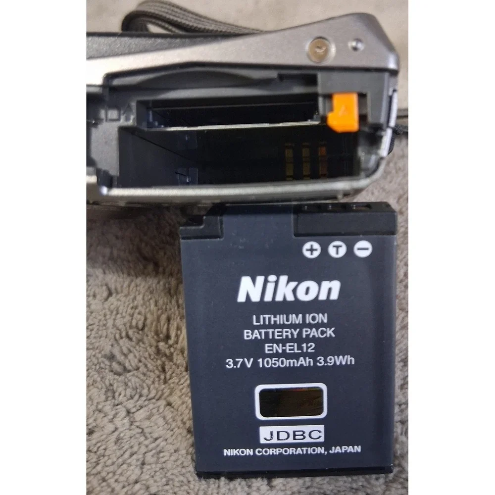 Nikon COOLPIX S630 Silver Vintage Digicam 12MP 7x Zoom COMPLETE IN BOX Bundle